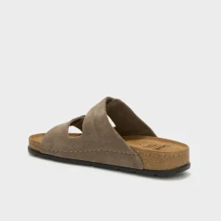 bora 2 buckles man