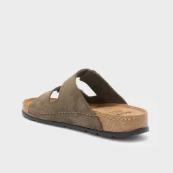 bora 2 buckles man